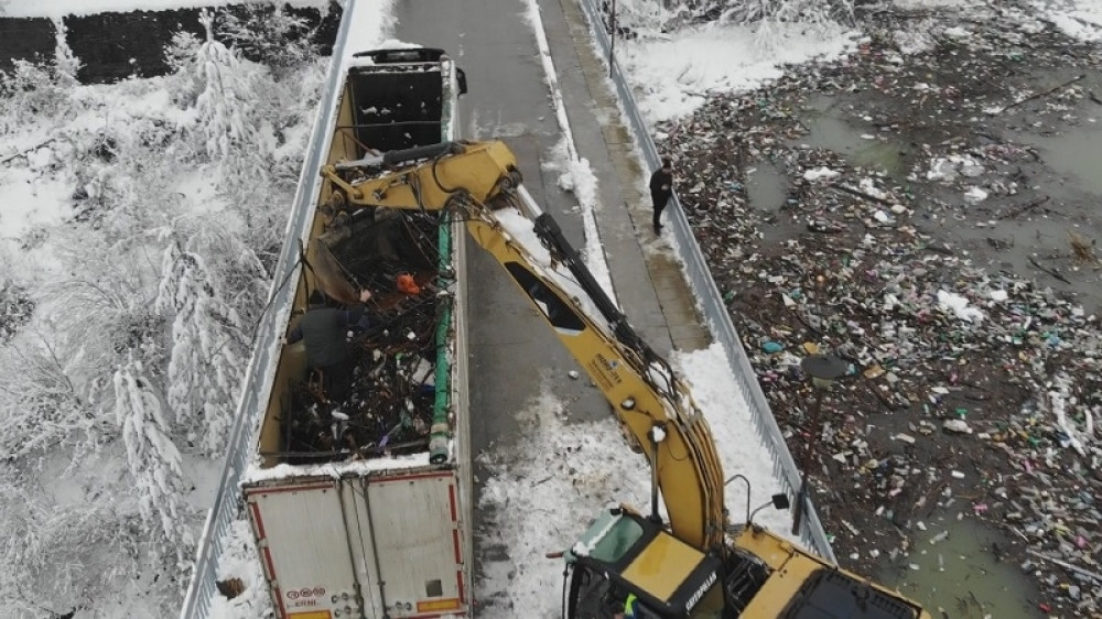 Dubok minus i obustavljen saobraćaj za teretna vozila na kratko zaustavili radove na čišćenju (FOTO)
