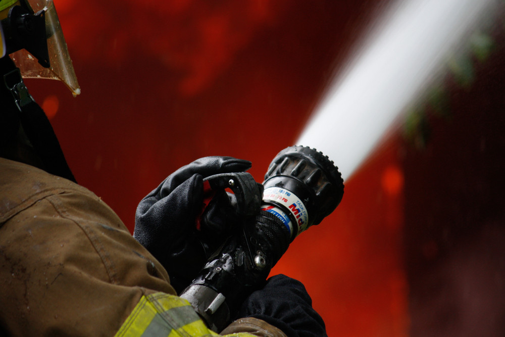 Vatra u Kruševcu progutala više vozila, stihiju obuzdavalo čak OSAM vatrogasaca!