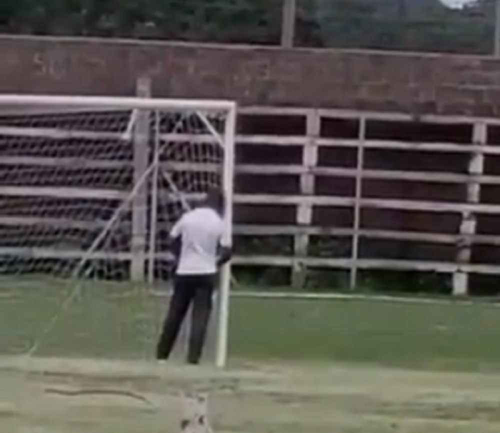 Trener prvo izveo ritual, a onda je stao kraj stative i krenuo da radi ono što ga je skupo koštalo (VIDEO)