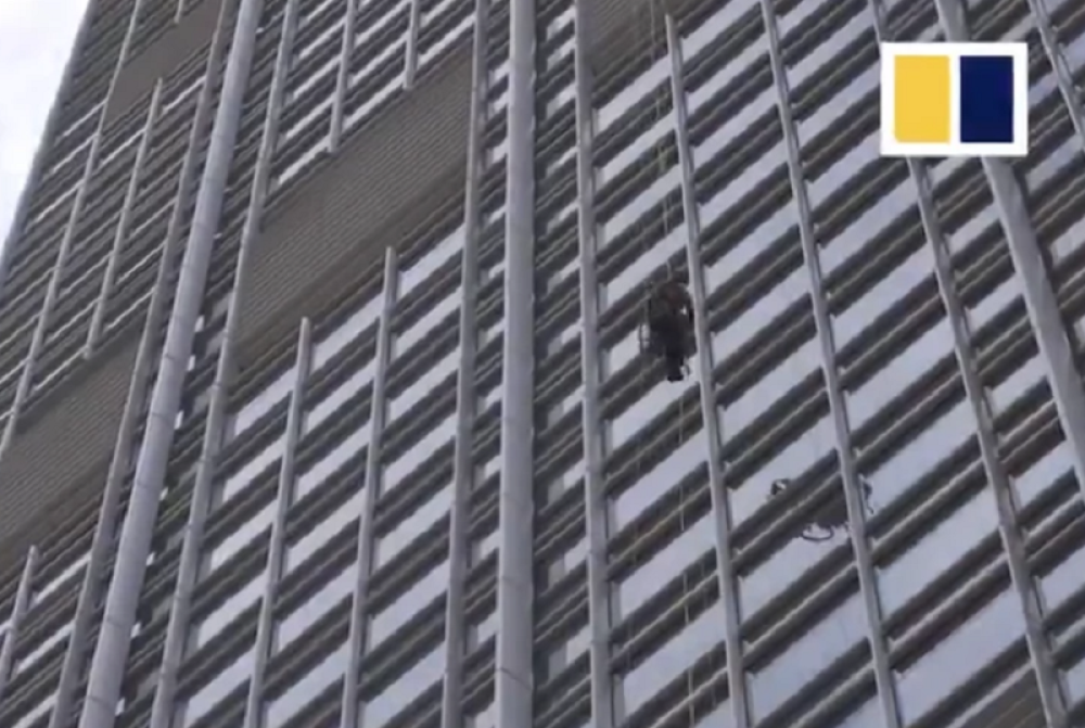 Muškarac u invalidskim kolicima se popeo na 250 metara visok soliter, a razlog je mnoge dirnuo! (VIDEO)