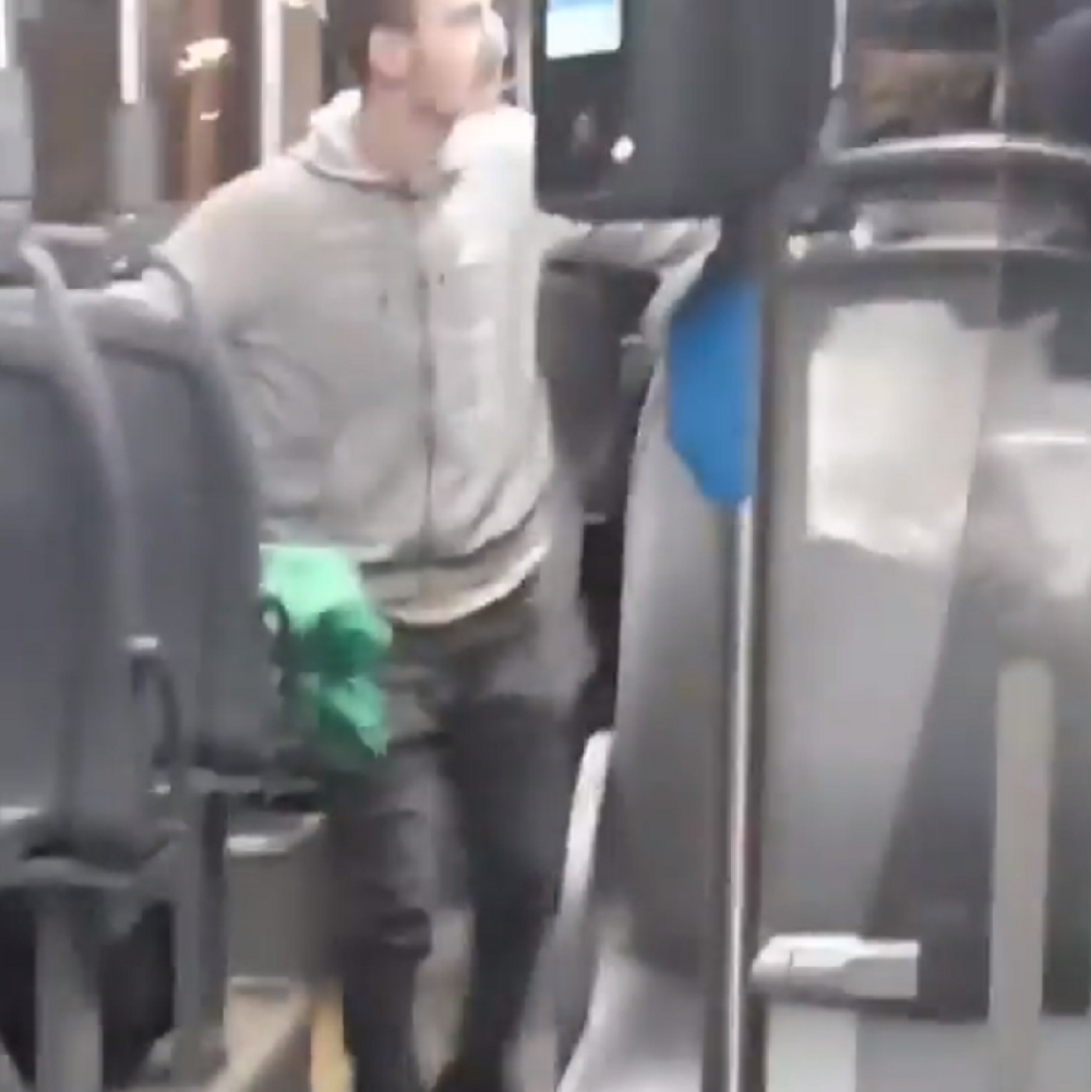 Mladić nasrnuo na deku u autobusu, a onda je vozač podigao ručnu! (VIDEO)!