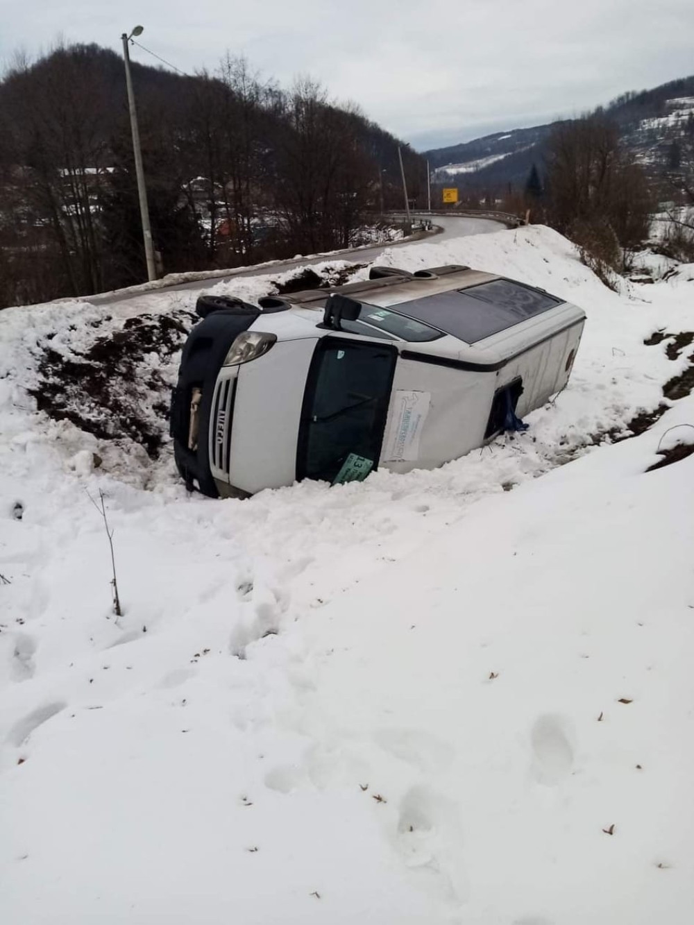 Prevrnuo se mini bus