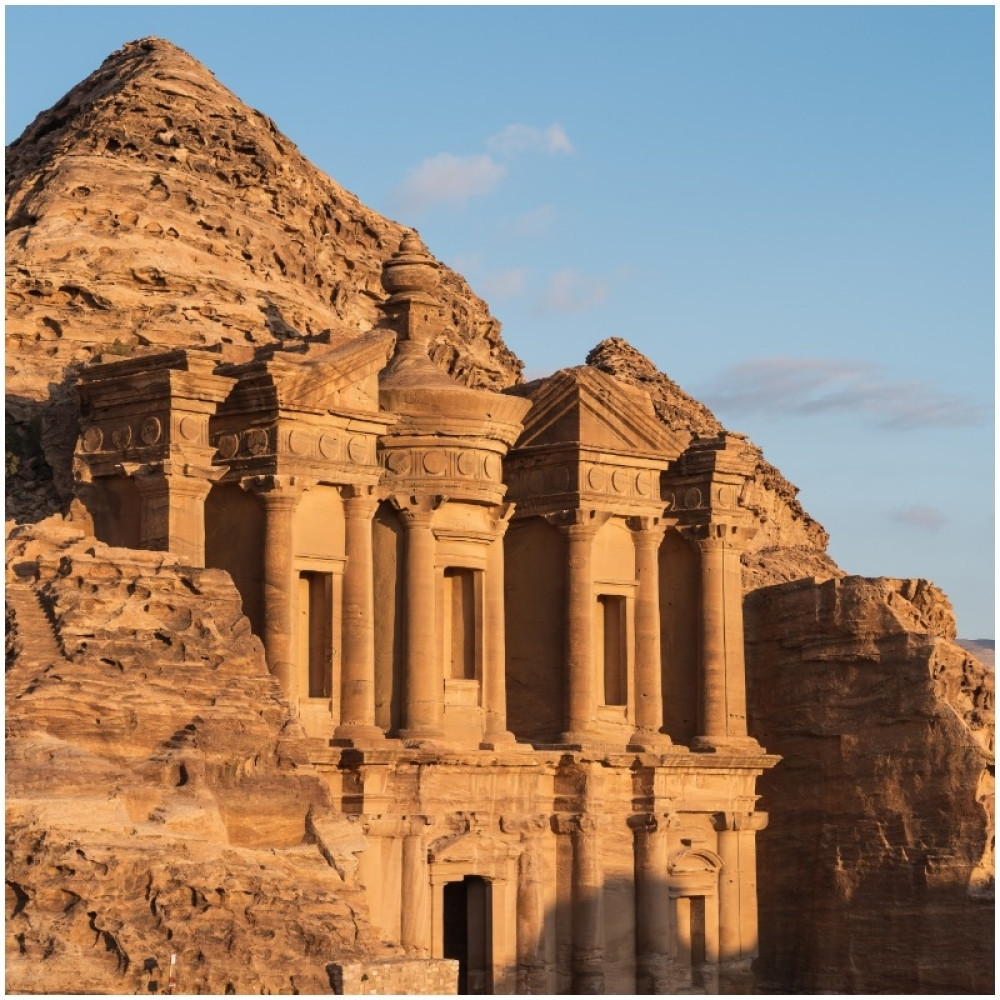 Ovaj hram ima istoriju za divljenje, uklesan je u steni, a turisti ga načisto obožavaju! (FOTO)