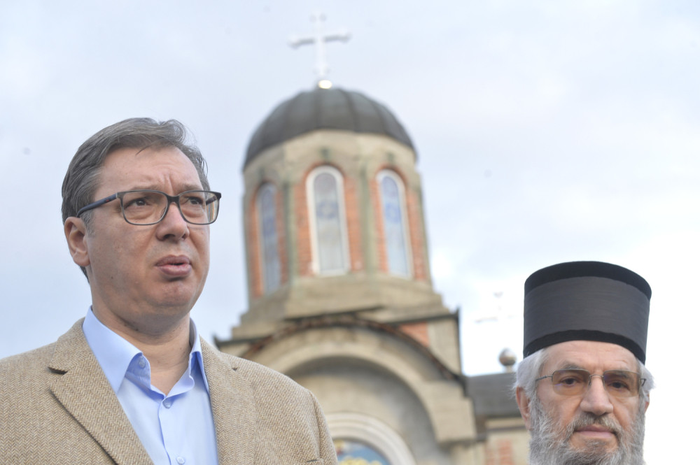 Vučić i vladika Jovan u crkvi posvećenoj Svetim velikomučenicima kragujevačkim u Šumaricama (VIDEO)