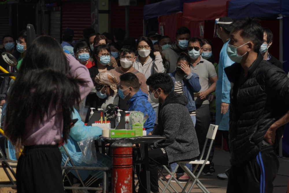 Moraćemo da uzemo NOVE maske: Evropske zemlje več započele trend, da li Srbiju čeka isti scenario?