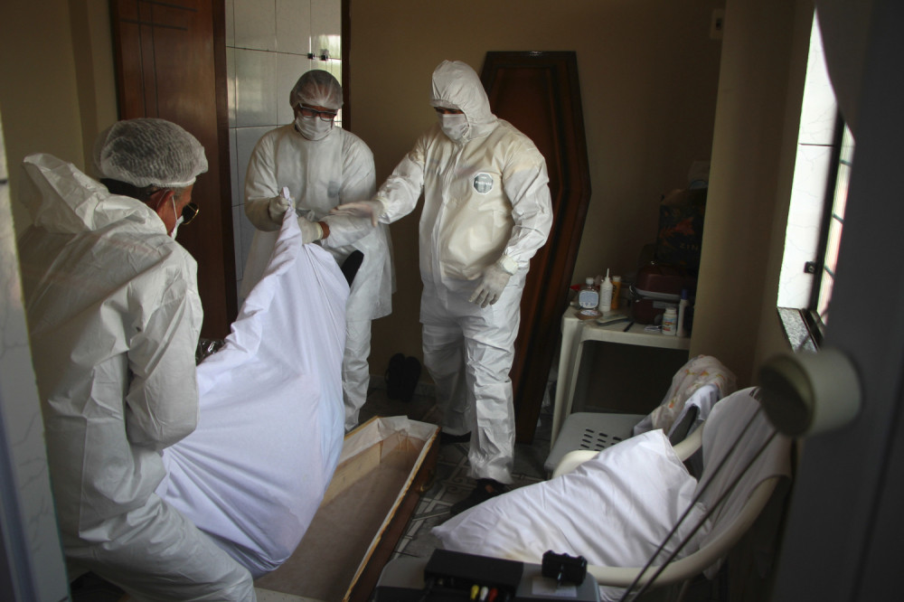 Dečak (11) nam je umro od korone, roditelji su ga dozivali celu noć dok se borio za život, a očajna majka tražila zaštitno odelo da poslednji put zagrli sina