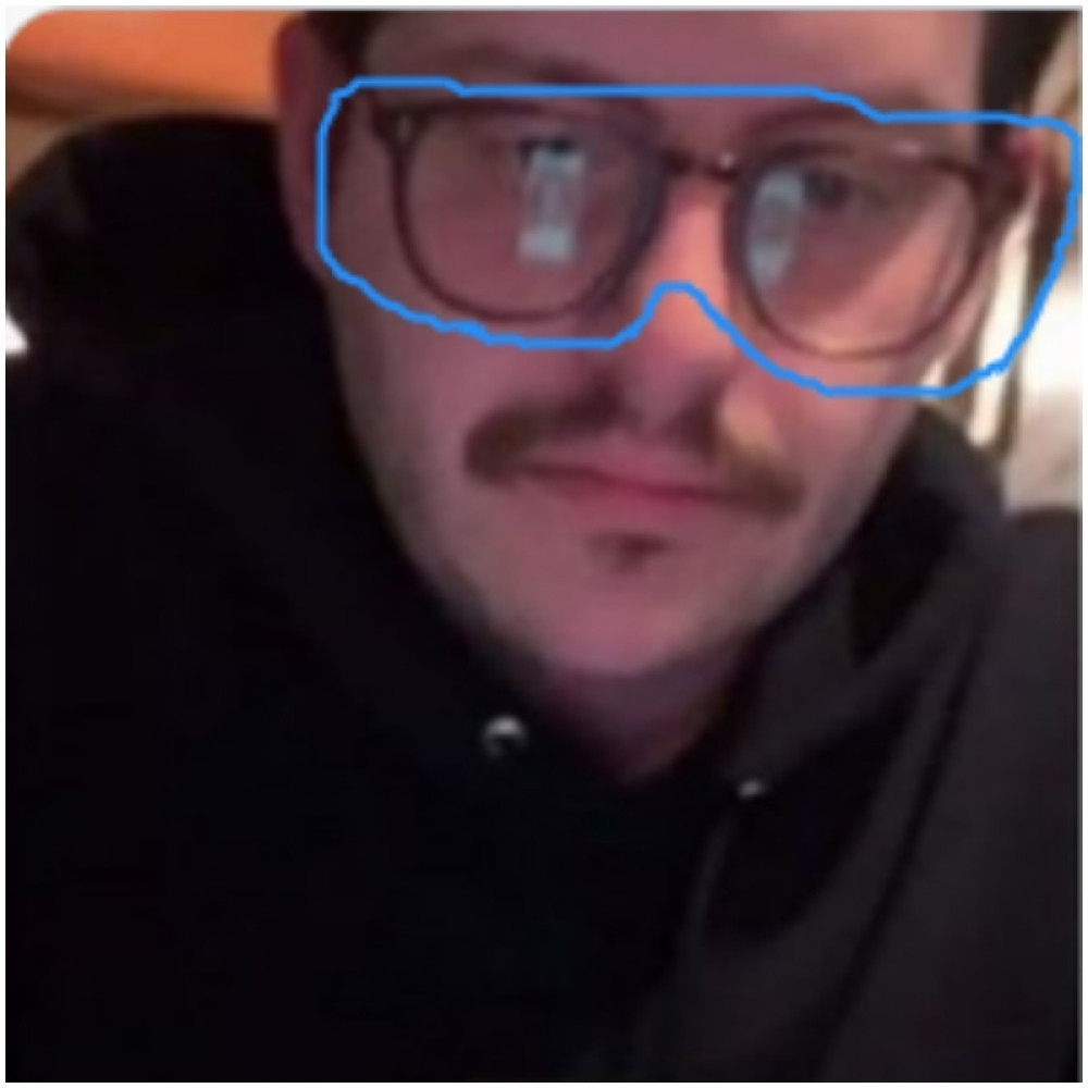 Otišla je na sastanak sa tipom pa pobesnela kada je videla odraz u njegovim naočarima