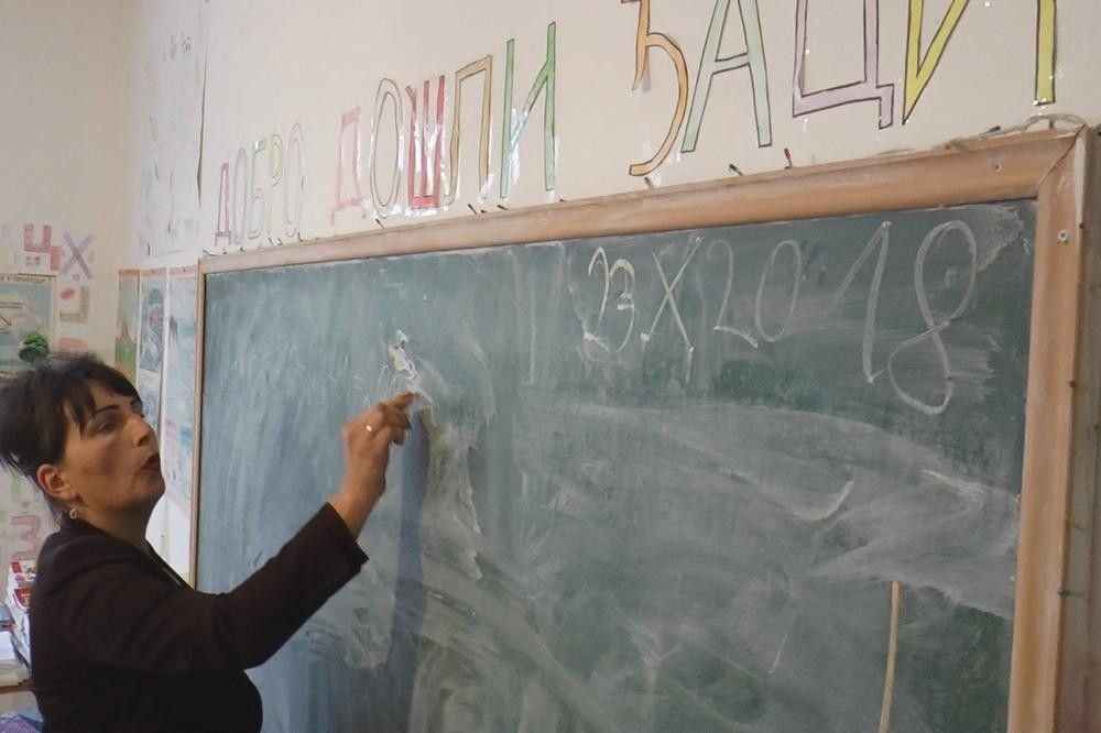 Ova učiteljica je pravi heroj, pomaže učenicima oko domaćih zadataka i posle nastave