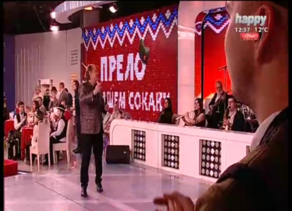 Boban Zdravković potpuno promenio izgled, sada ima dugu kosu i posebno odelo, a dok je pevao iza njega su punili kobasice (FOTO)