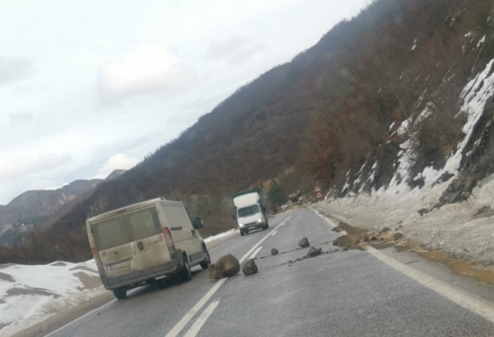 Odron za odronom na putu od Nove Varoši ka Prijepolju, svaki dan se obrušava kamenje i pada na kolovoz