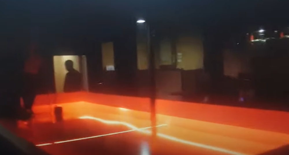 Objavljen snimak akcije "Dolar", policija upala u lokal, niko nije smeo da se pomeri