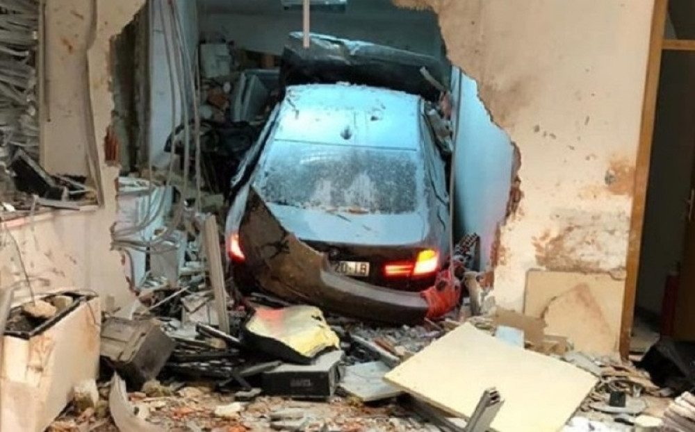 Vozilo se zaletelo u kućice naplatne rampe, poginuo radnik