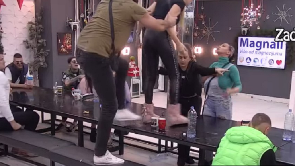 Isplivala prepiska Zerine i Alena, a onda je u kući nastao totalni haos, polivali se vodom, a o potezu Maje Marković se još uvek priča (FOTO/VIDEO)