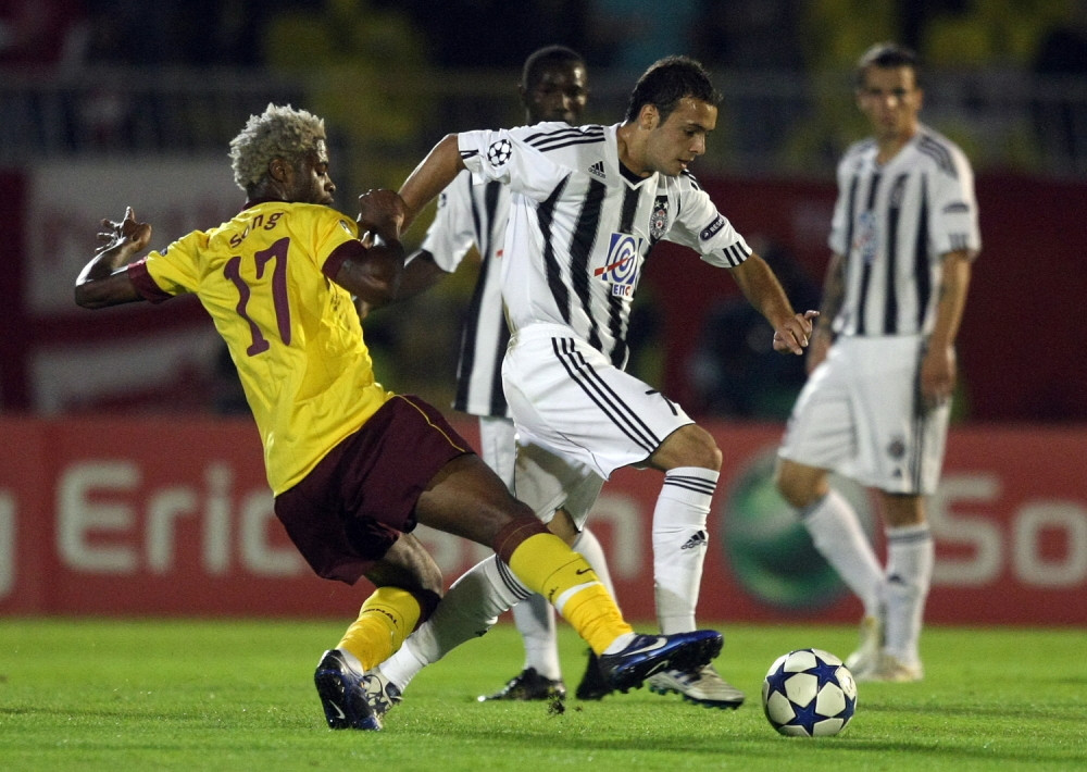 Bivši fudbaler Partizana postigao gol sa pola terena! (VIDEO)