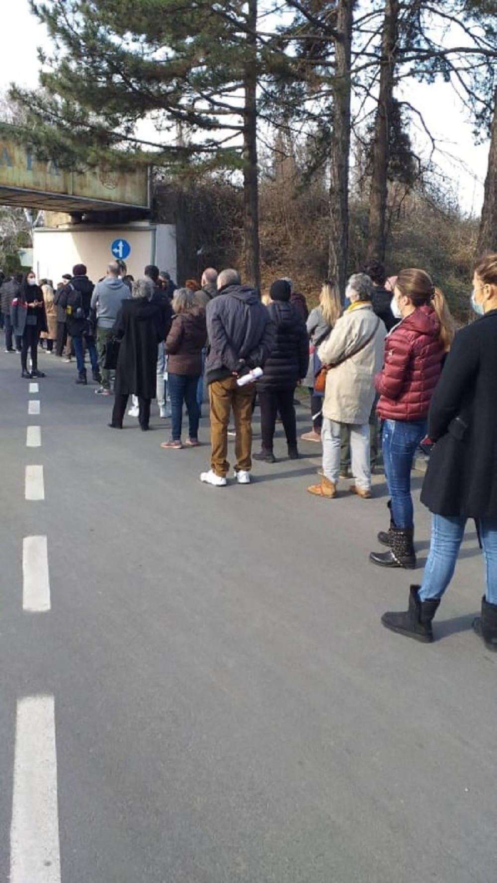 Red na Beogradskom sajmu do rampe, građani strpljivo čekaju na imunizaciju (FOTO)