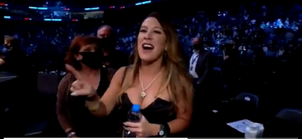 Dok je njen suprug slavio pobedu karijere, sve su oči bile uprte u njen dekolte! (VIDEO)