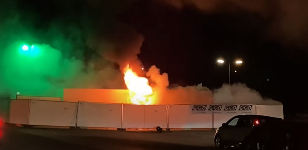 Demonstranti zapalili objekat za testiranje na korona virus (VIDEO)