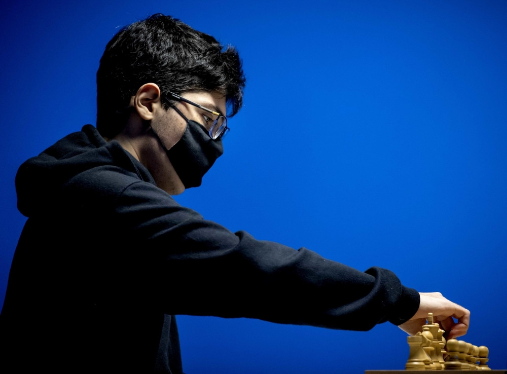 Firouzja usamljen na čelu karavana sa bodom i po prednosti u odnosu na Karlsena