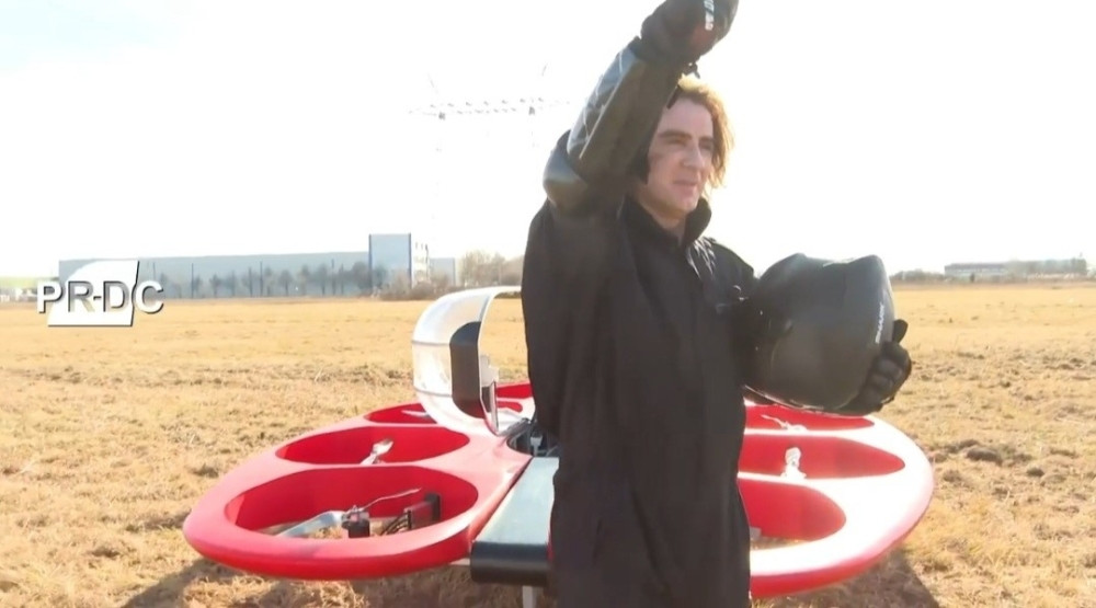 Prvi put u istoriji predstavljen prototip gradskog letećeg automobila! (FOTO)