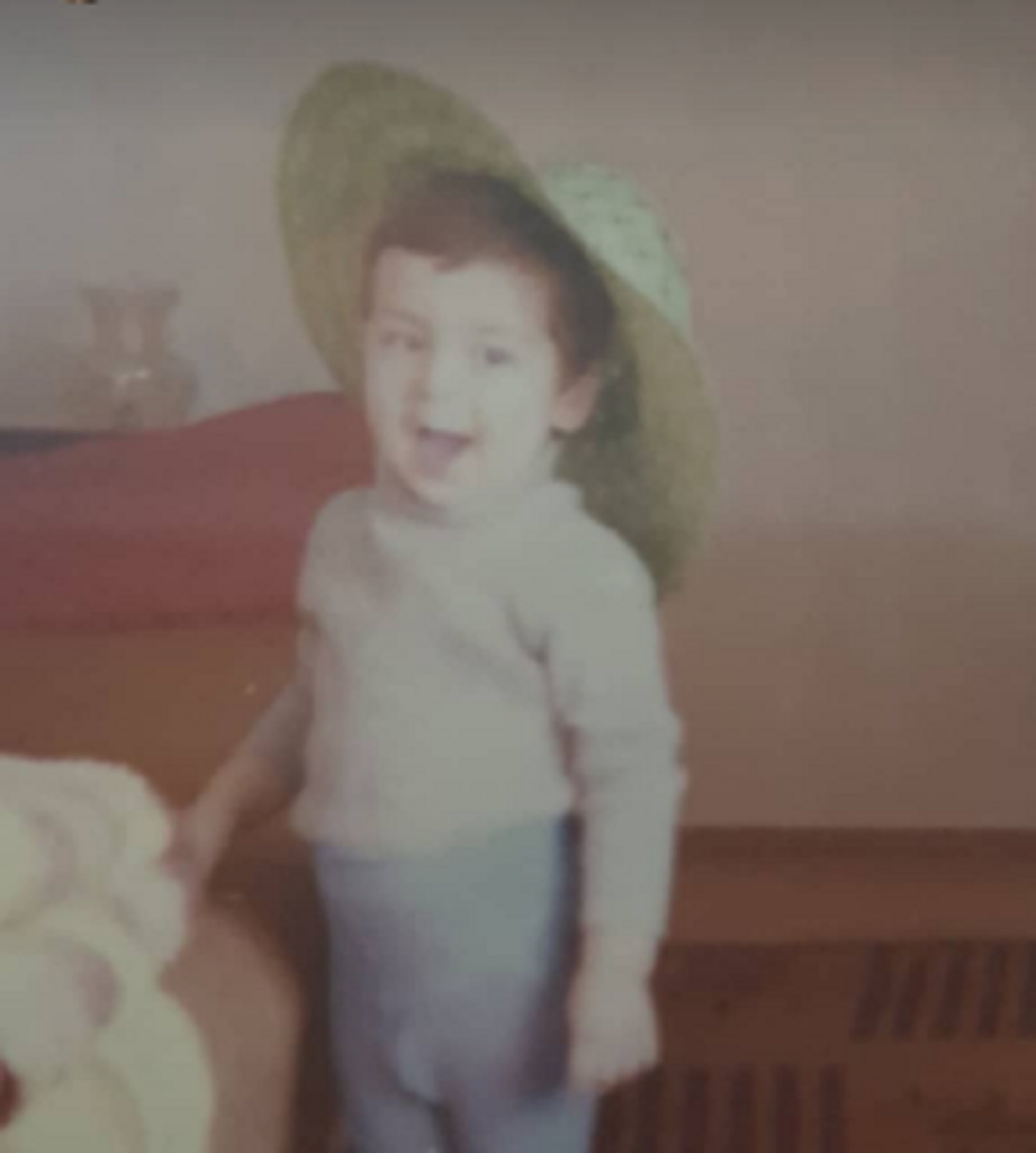 On je jedan od najpoznatijih voditelja, ukrao je simpatije milionskog auditorijuma, a njegov zaštitni znak svi dobro znate! (FOTO/VIDEO)