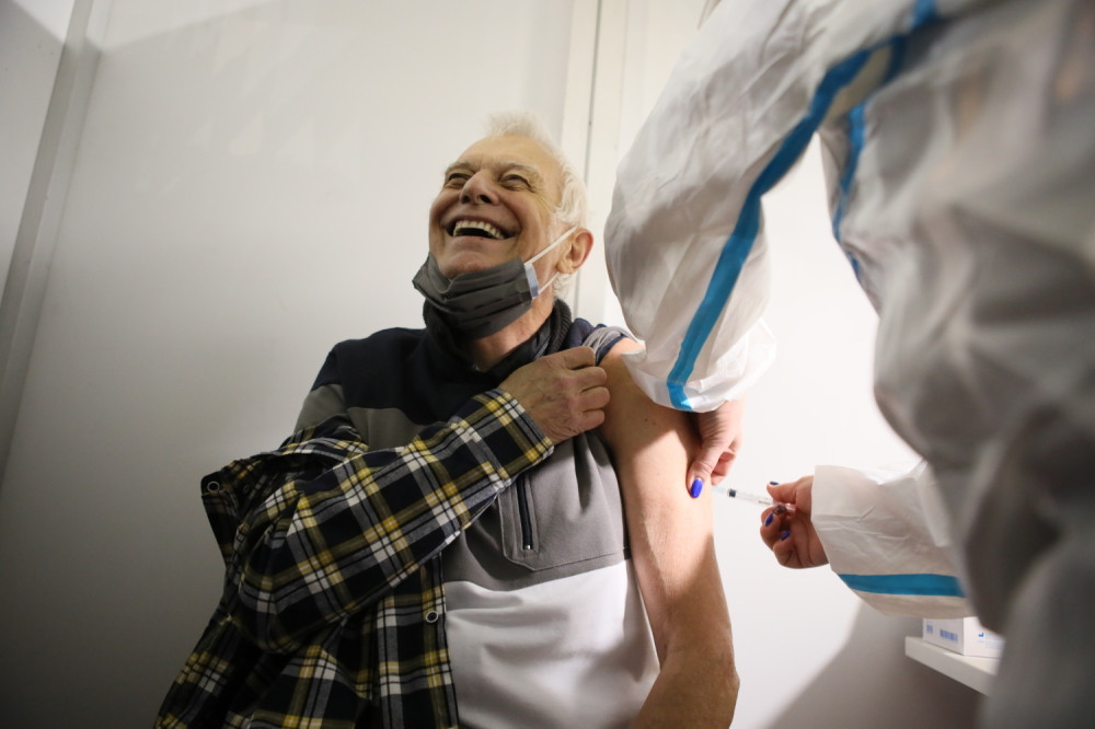 Dramski umetnici došli na Sajam da se vakcinišu, a evo šta je Srbiji poručio Branko Kockica! (FOTO/VIDEO)