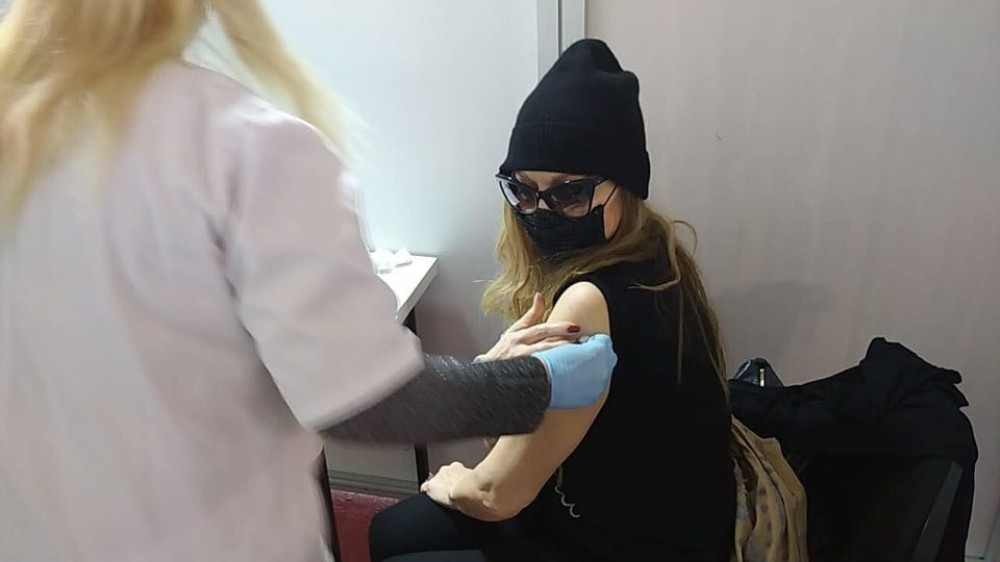 Ja sam borac i pobednik: Danica Maksimović preležala koronu, a evo zašto je došla da se vakciniše! (FOTO/VIDEO)