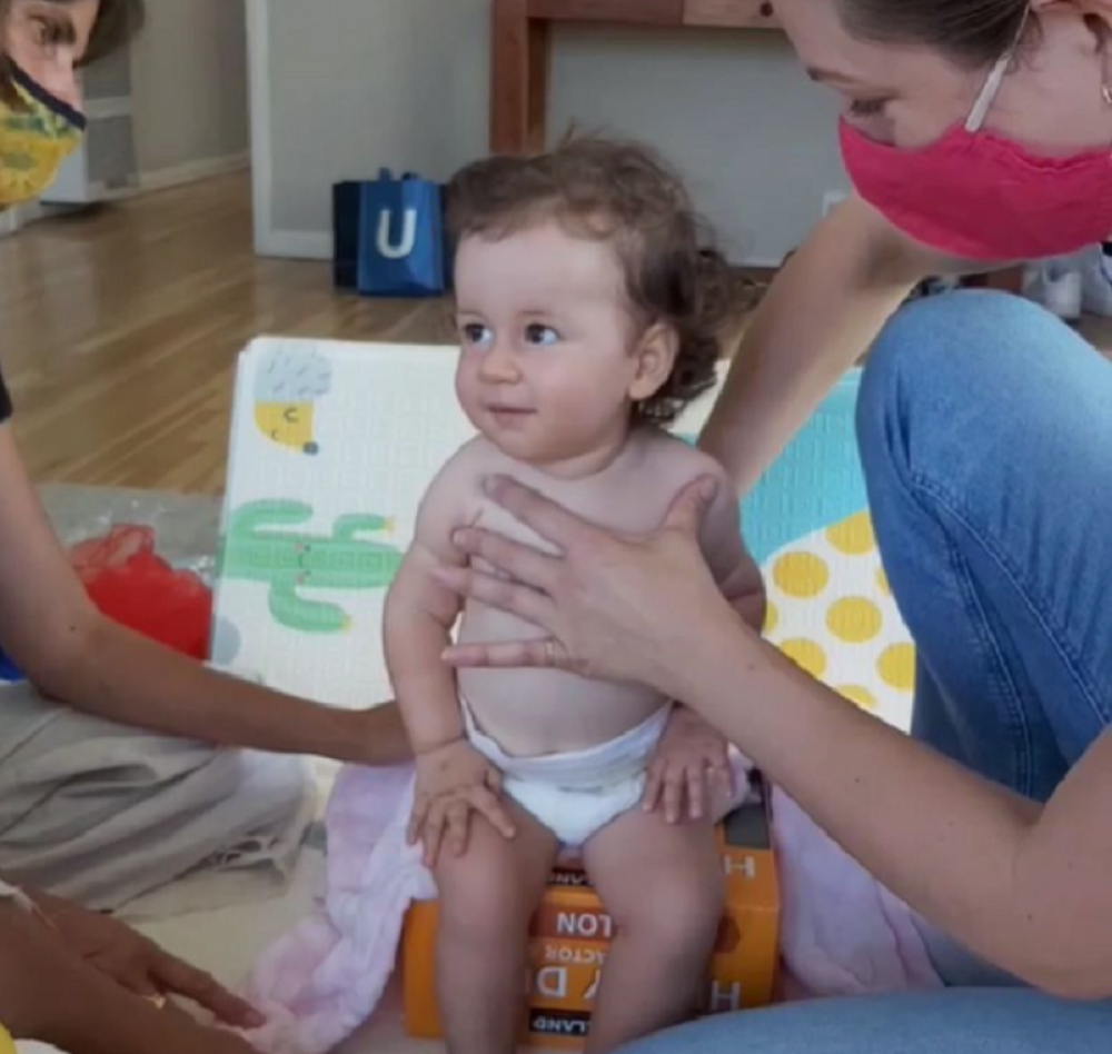 Do pre samo nekoliko meseci malena Sofija nije mogla glavu da drži uspravno, a pogledajte je sada! Ogromna radost!