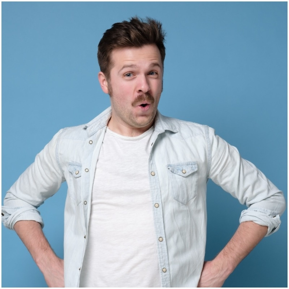 Zvezda filmova za odrasle ponosna grudima od 18 kilograma