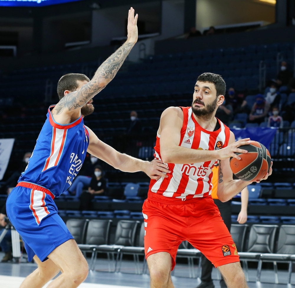 Efes gazio crveno-bele, Larkin i Micić se poigravali za ubedljiv trijumf