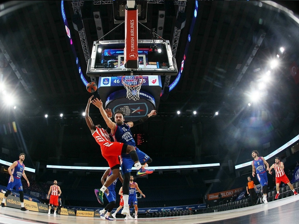 Lojd se povredio u Istanbulu, uhvatio se za koleno, usledio je muk u dvorani