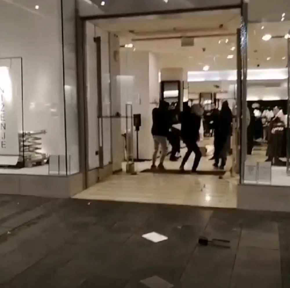 Grupa pripadnika romske nacionalne manjine u centru Beograda napala obezbeđenje i opljačkala butik: Žestok sukob trajao desetak minuta (VIDEO)