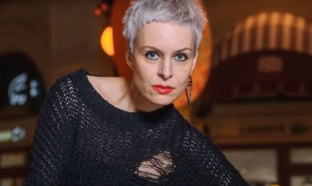 Preminula pop ikona devedesetih, pevačica pronađena mrtva u kući (FOTO/VIDEO)