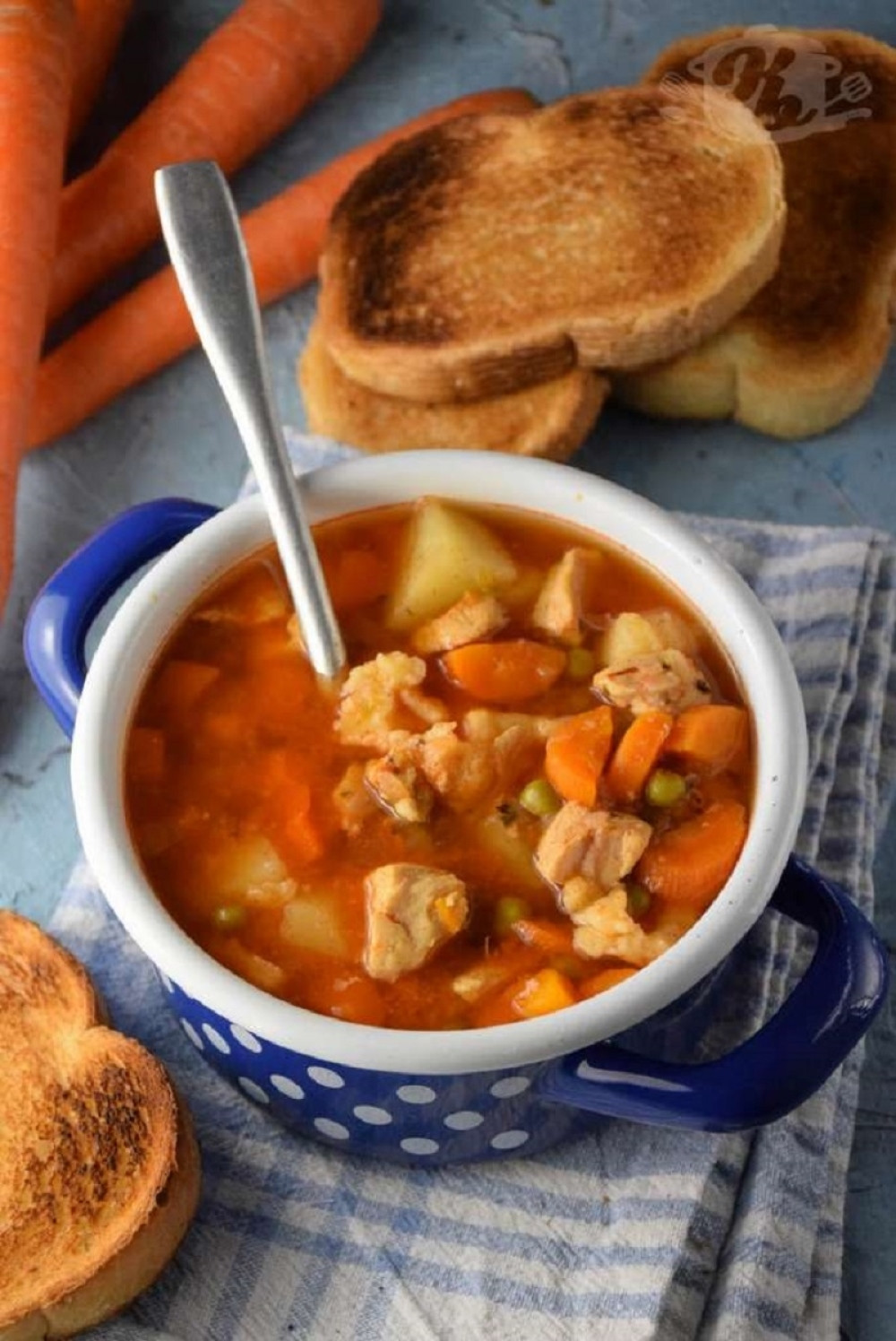 Grašak paprikaš sa belim mesom i knedlama, ručak o kome se priča na pauzama na poslu!