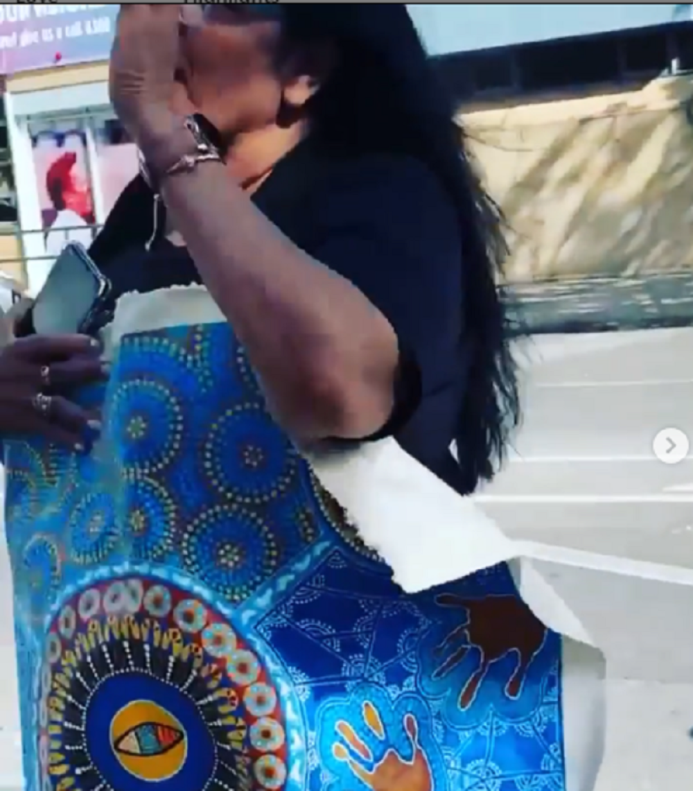 Plašili su šta će se desiti kada je stigla ispred Novakove terase, a onda je izvadila nešto posebno! (VIDEO)