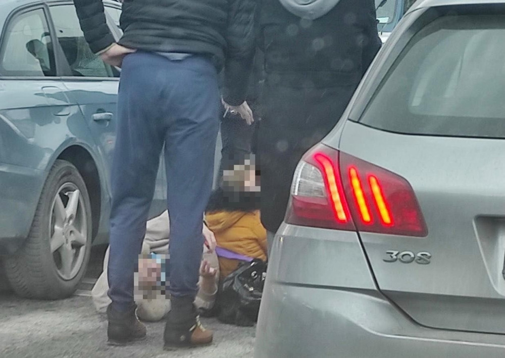 Žena sa detetom leži između dva automobila, građani pritrčali da pomognu