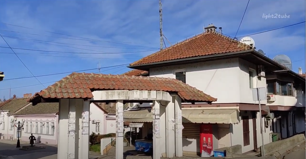 Gola žena sa nožem u ruci ide ulicom i teroriše ljude, upada čak i u kuće