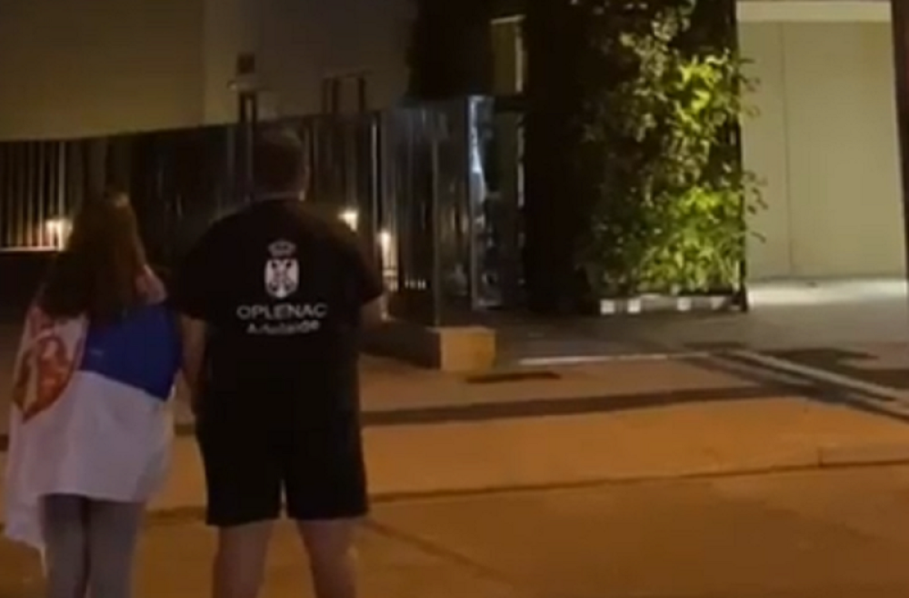 Đokovića ganula pesma Srba u Australiji, odmah je izašao na balkon! (VIDEO)