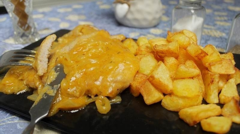 Šnicle u sosu od luka i kuvano prženi krompir, ručak sa velikim R.