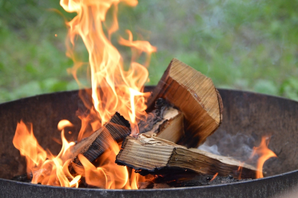 Pošla plavuša na kampovanje i dobije zadatak da zapali vatru...