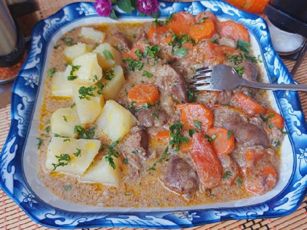 Skroz dobar gulaš sa pilećom džigaricom (VIDEO)