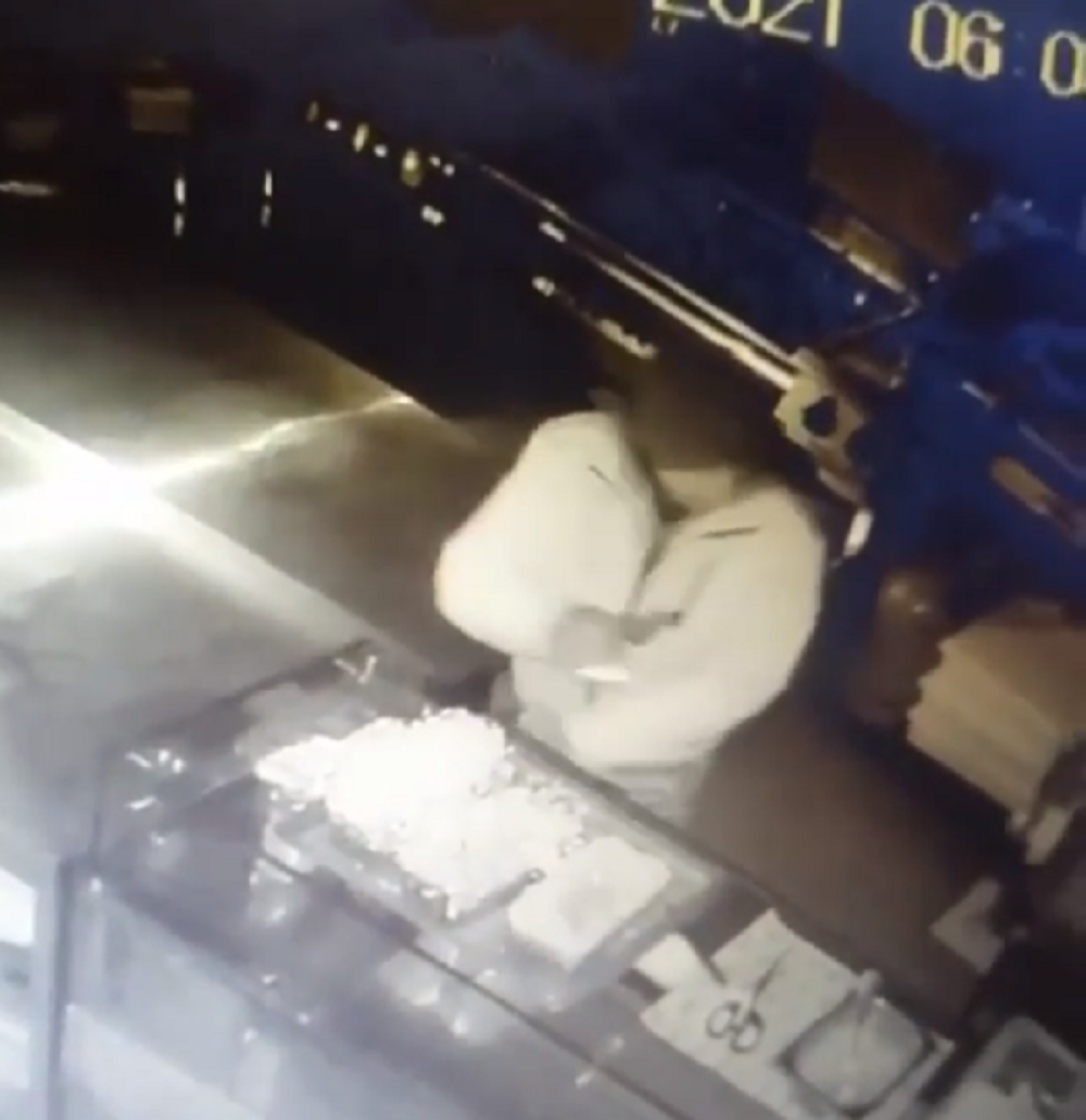 Nepoznat muškarac upao u restoran ukrao novac i napravio materijalnu štetu (VIDEO)