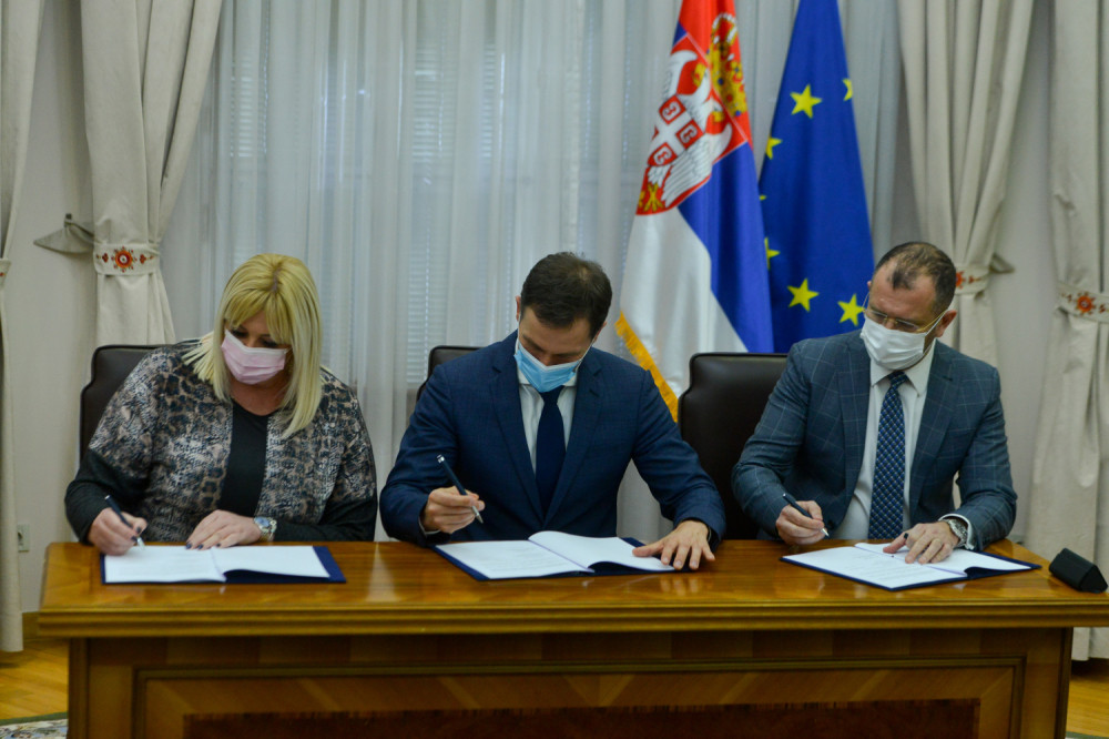 Mali potpisao ugovor sa dobitnicom stana u okviru drugog kola nagradne igre "Uzmi račun i pobedi"