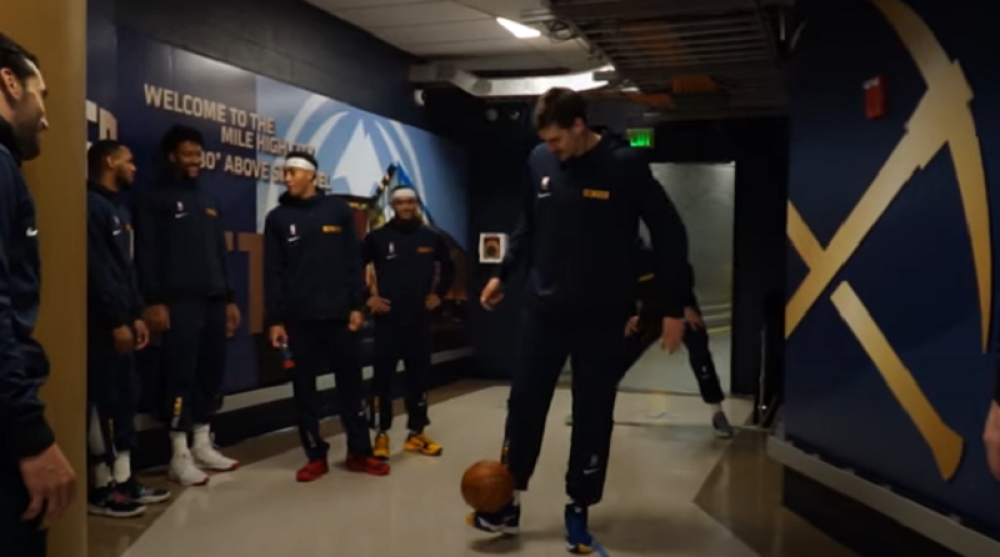 Jokić pokazao fudbalsko umeće, svi oduševljeni! (VIDEO)