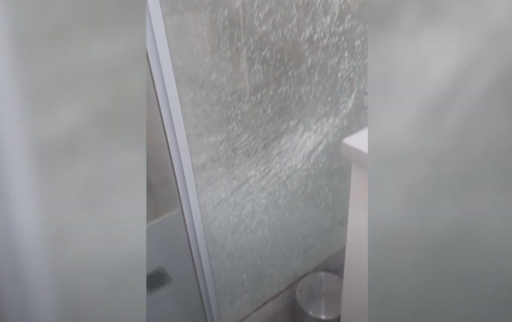 Mislila da sanja kako joj PUCA STAKLO u kupatilu, a onda je otrčala da vidi šta se dešava: Zapanjila se prizorom (VIDEO)