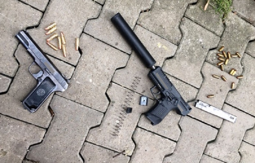 Policija mu u stanu pronašla arsenal oružja, eksplozivne naprave i drogu