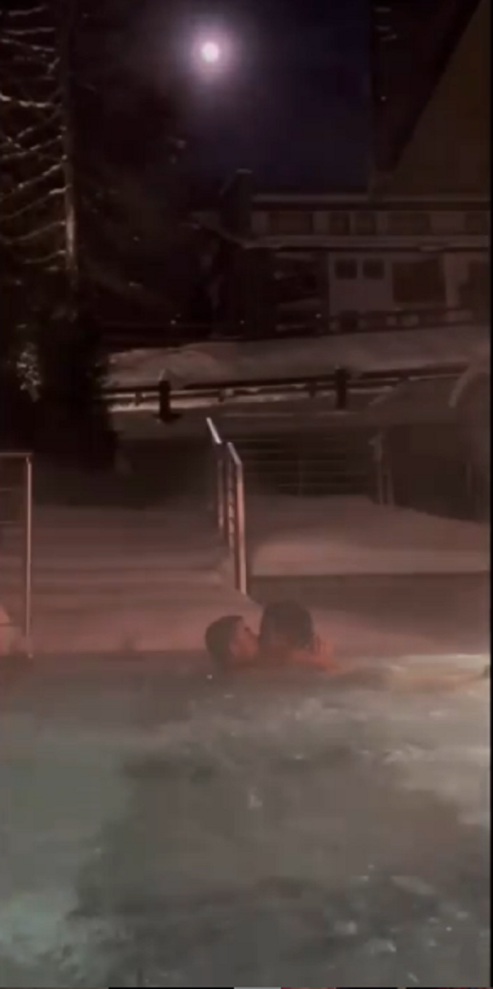 Kristijano i Georgina uživali u vrelim poljupcima na bazenu! (VIDEO)