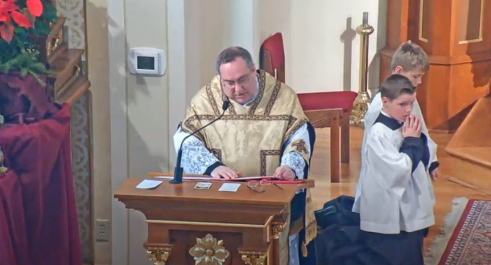 Sveštenik isterivao đavola iz američkih izbora! (VIDEO)