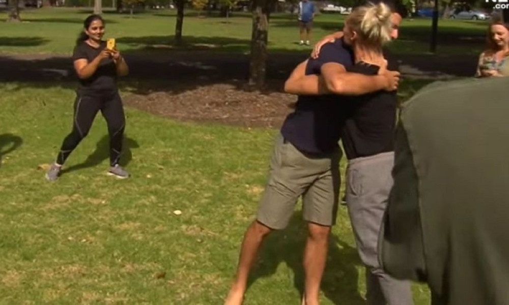 Novak izašao iz karantina, pa grlio lepu plavušu! Šta će Jelena reći na ovo? (VIDEO)