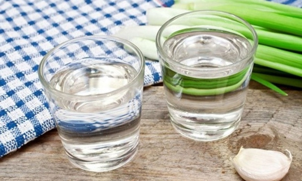 Voda od belog luka odmah podiže organizam, usporava rast tumora, a ovako se sprema