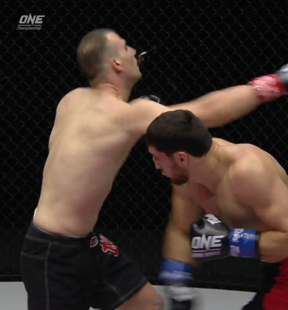 Srbin brutalno nokautiran u svom prvom meču u čuvenoj borilačkoj organizaciji! (VIDEO)